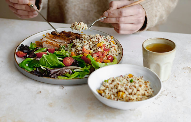 Verdauungsfreundlicher Teller mit Quinoa, Gemüse und Kräutertee